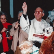 Hoy día de San Antón, protector de los animales, recuperamos esta fotografía del padre Lisardo Guede, historiador y archivero, bendiciendo animales en el año 1996