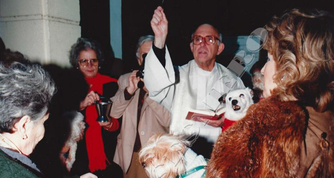 Hoy día de San Antón, protector de los animales, recuperamos esta fotografía del padre Lisardo Guede, historiador y archivero, bendiciendo animales en el año 1996