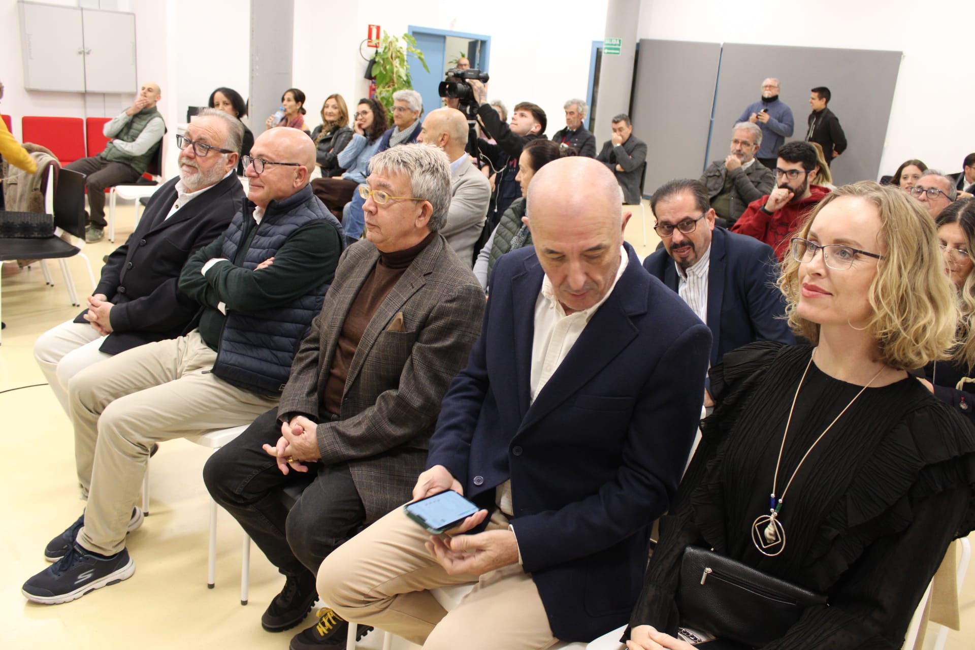 Emotivo reconocimiento del Centro Sesmero a Guillermo Busutil y a Mariano Pozo en la Biblioteca