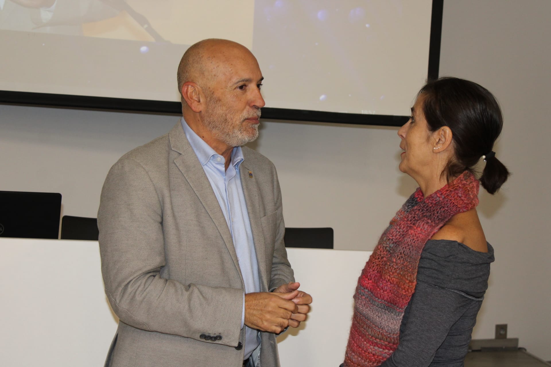 Emotivo reconocimiento del Centro Sesmero a Guillermo Busutil y a Mariano Pozo en la Biblioteca