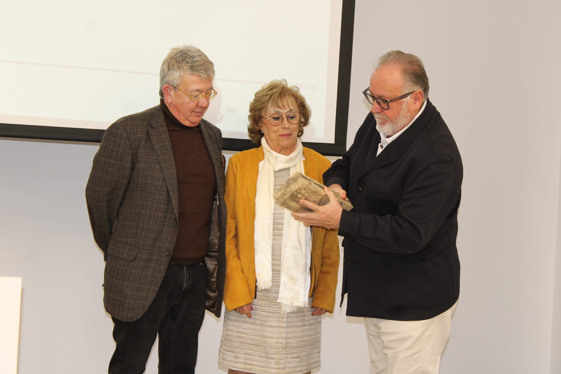 Emotivo reconocimiento del Centro Sesmero a Guillermo Busutil y a Mariano Pozo en la Biblioteca