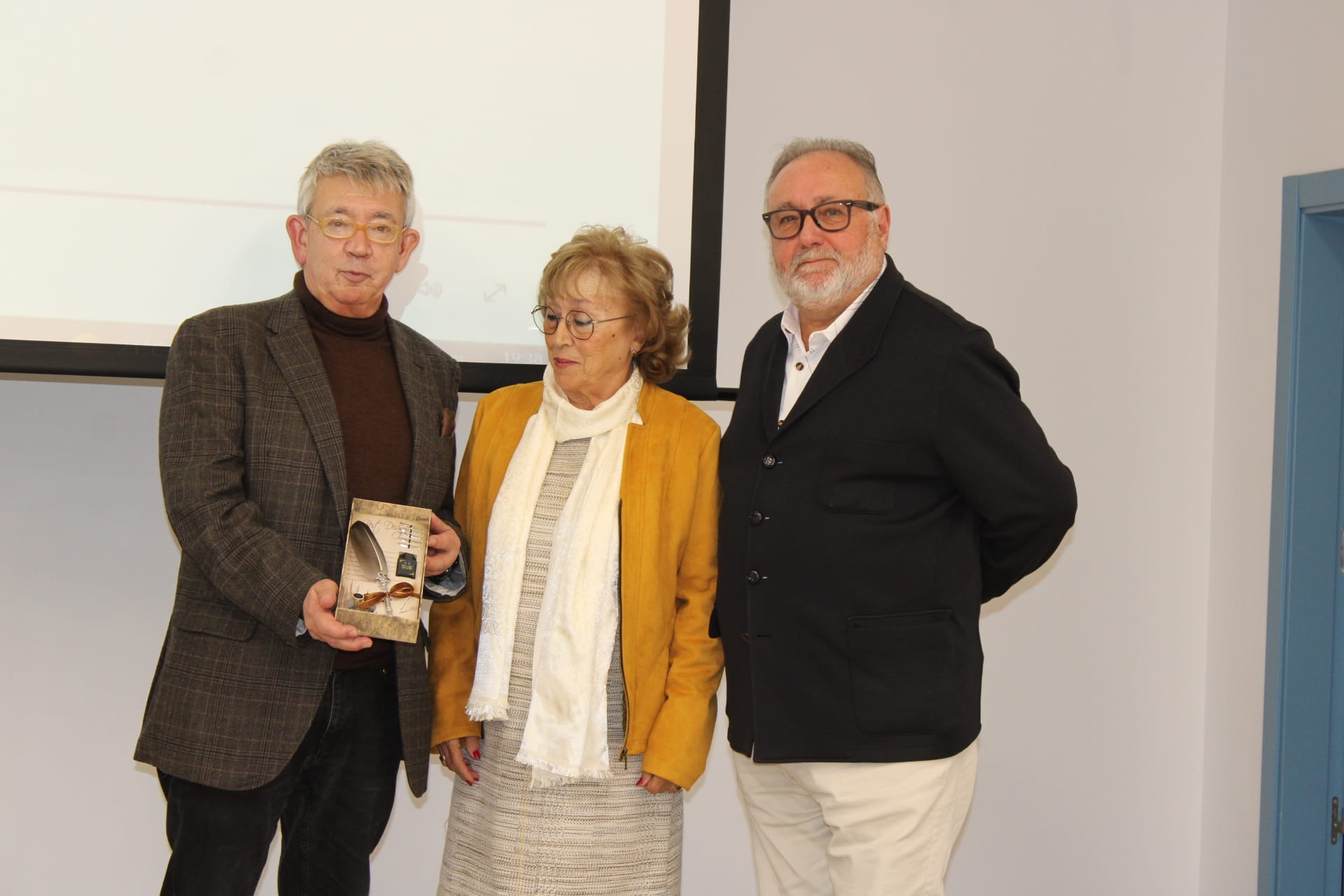 Emotivo reconocimiento del Centro Sesmero a Guillermo Busutil y a Mariano Pozo en la Biblioteca